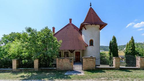 Panorámás, Balatoni ingatlan, Diszkrét ingatlan.  Balaton északi partján, erdő melletti villa eladó!