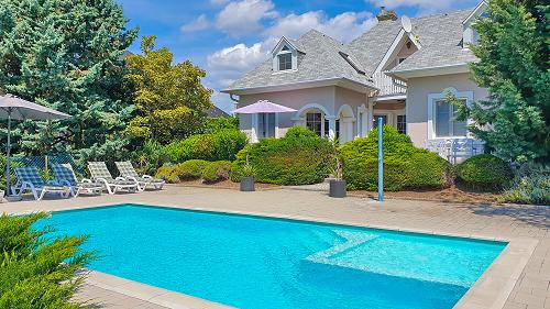 Gyenesdiás központjához közel, gyönyörű kertes családi ház teljes berendezéssel eladó.