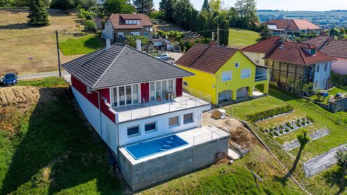 Aussicht.  Das anspruchsvolle Familienhaus mit Panorama auf den See in Zalacsány, in einer Sackgasse ist zu verkaufen.