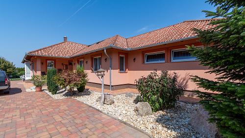 Balatoni ingatlan.  Eladó prémium minőségű családi ház rendezett, egyedi kerttel!
