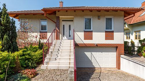 Panorámás, Hévízi ingatlan.  Szép világos, modern és nagyvonalú, panorámás ház nagy kerttel eladó Hévízen.