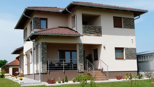 Panorámás.  Hévíz szomszédságában, a Balatonra és a híres termálfürdőre panorámás, kiemelkedő minőségű, kétszintes családi ház eladó.