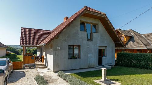 In der Siedlungsgrenze von Gyülevész ist das anspruchsvoll erneuerte Familienhaus zu verkaufen.
Der neue Besitzer hat die Möglichkeit, die äußere Bemalung des Hauses zu beenden und das Dachgeschoss auszubauen.