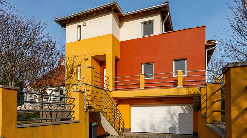 Immobilien am Balaton.  In Balatongyörök ist das Familienhaus im minimalistischen Style zu verkaufen.
In der Wellness-Abteilung der Immobilie hilft die eingebaute Sauna zu der körperlichen-seelischen Erfrischung beizutragen.