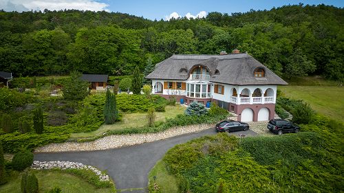 The family house wit ever panorama to the lake Balaton is for sale.