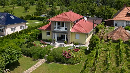 Aussicht, Immobilien am Balaton.  Das ständig gewartete Familienhaus mit einem imposanten Garten, in der Nähe vom Plattensee ist zu verkaufen.