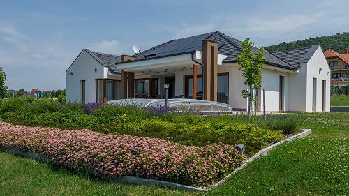 In der Nachbarschaft von schönen Familienhäusern, auf einem Grundstück von 1500 m2 ist das anspruchsvolle, moderne Familienhaus mit Panorama zu verkaufen.