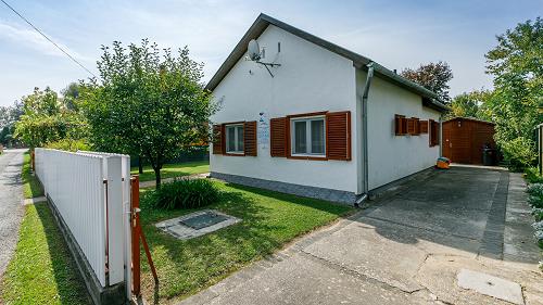 Balaton property.  In Balatonmáriafürdő it is an excellent investment opportunity for sale.
It can be lived not only in the season.
