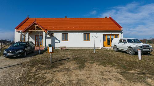 Panorámás.  Ytong téglából épült modern családi ház, amelynek fő fűtési rendszere a központi gázfűtés. A tágas belső terek, modern konyha és fürdőszoba, valamint kényelmes hálószobák biztosítják a maximális komfortot és élvezetet a családnak.

