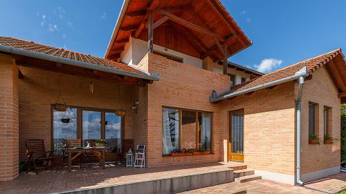 Panorámás.  Felsőpáhokon eladó panorámával rendelkező, karbantartott családi ház.