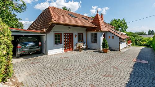 Country-style house alt lake balaton in a quiet environment with a well kept garden