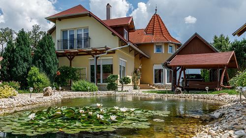  Tágas, folyamatosan karbantartott és rendezett otthon kerti tóval Hévíz közelében.