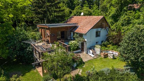  Eladó Magyarországon, Zalaegerszegen egy bejáratott üzleti és családi ingatlan.
A terület 2 részből áll. Zalaegerszeg utolsó háza, mellette csak erdő van, így további szomszédokra nem kell számítani.
