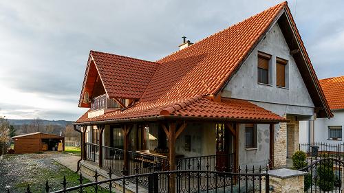  Ez a 2009-ben téglából épült ingatlan, csendes községben található, a Kehidai termálfürdő és a Zalacsányi 5 csillagos golf hotel közvetlen közelében.