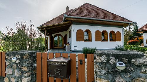 Eladó egy bájos családi ház, gondozott kerttel és medencével – 900 m²-es telken!
Eladó egy bájos családi ház, gondozott kerttel és medencével – 900 m²-es telken!