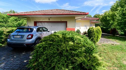  Falusias környezet, tágas nagy családi ház.