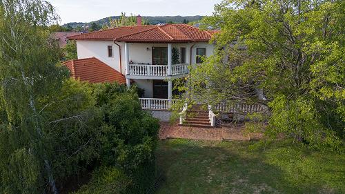 Panorámás, Balatoni ingatlan, Diszkrét ingatlan.  Vonyarcvashegy egyik csendes, hangulatos utcájában kínáljuk eladásra ezt a különleges, patinás villát, amely igazi béke- és nyugalomsziget.