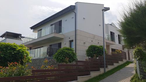 Panorámás, Hévízi ingatlan, Okos ház.  Eladó ez az exkluzív okos otthon, amelyet a legmagasabb minőségi színvonalon, építészmérnöki pontossággal és kiemelkedő technikai tartalommal terveztek.