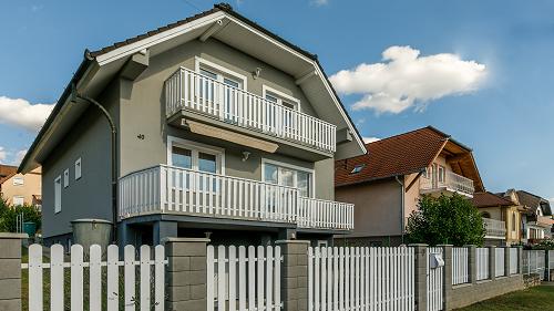 Hévízi ingatlan.  Eladó egy folyamatosan karbantartott, háromszintes családi ház csendes utcában, erkélyes kilátással.