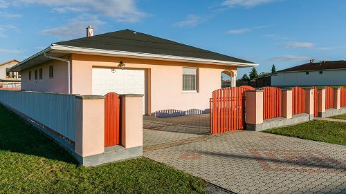 Zalakaros egyik kedvelt, csendes mellékutcájában található a 2004-ben épült rendkívül megkímélt állapotú családi házat.