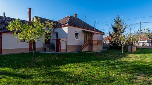  Eladó egy igényesen felújított családi ház.