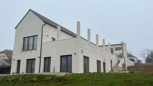 Különleges minőségű, három önálló egységre osztott családi ház eladó – egyedileg tervezett részletekkel és prémium kivitelezéssel.
