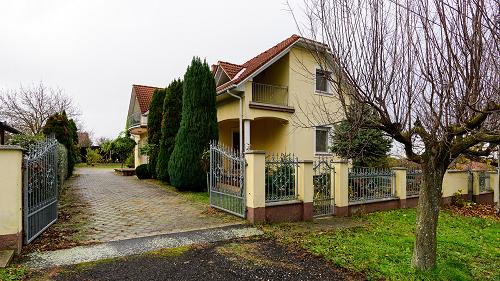 Zalakaros központjához közel – 4 apartmanos apartmanház eladó.
