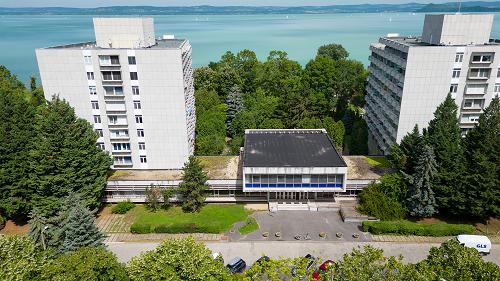 Balaton property, Commercial properties.  In Balatonszárszó, located on the shoreline of lake Balaton, there are mezzanine-level, ready-to-build apartments (81 m2 - 129 m2) for sale. The new electric shop port is 50 meters away.
For more information, please contact our sales colleagues!
