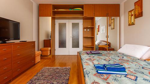 Hévízi ingatlan, Üzleti lehetőségek.  Eladó egy lakás Hévízen, mélygarázzsal együtt, ami közvetlenül a városközpontban található. Az ingatlan ideális otthonnak, vagy akár befektetésnek is. A mélygarázs lehetőséget biztosít autók parkolására, valamint tárolási lehetőséget is nyújt.