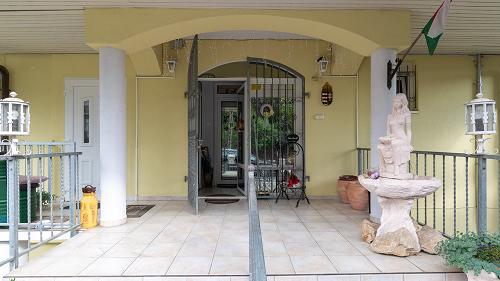 Hévízi ingatlan.  Éljen a belváros szívében egy modernizált, tágas luxus lakásban, ahol a városi kényelem és a stílus egyesül!