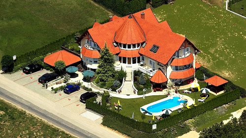 Villa at a unique location, with 13 rooms, high quality furniture, good reputation (returning guests) is for sale in Héviz!