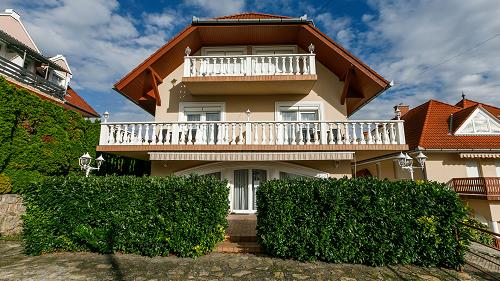 In der ruhigen Straße von der Stadt Hévíz steht das Appartementhaus von ausgezeichneter Qualität - im Vergleich zu dem Alter des Gebäudes - zum Verkauf.
Für weitere Informationen bitte nehmen Sie den Kontakt mit unseren Immobilienmaklern auf!