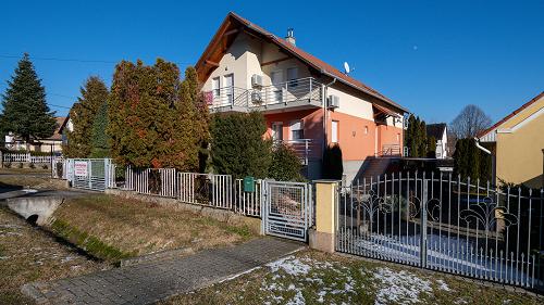 This continuously maintained apartment house -, in which there are eight apartments, - offers an excellent investment opportunity.