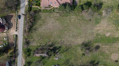 Balatoni ingatlan.  Gyenesdiáson építési telek eladó. A közművek az ingatlanon vannak.