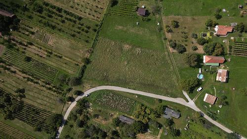 Csaknem önállóan álló nagy telek eladó!