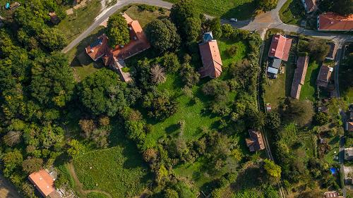  Zalaszántó mellett Vindornyalakon, a Hertelendy Kúriához kapcsolódó felújításra szoruló lakóház udvar, a csaknem fél hektáros Hertelendy park eladó!