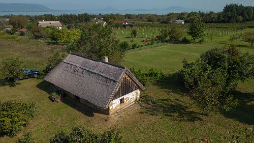 Combined with a wonderful view and peace, a mud-walled house with a thatched roof and a large plot is for sale on the Balatonberény hill. The building should be renovated.