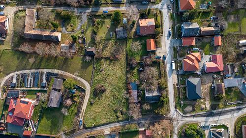 In Cserszegtomaj ist das Baugrundstück zu verkaufen, 20% der Grundfläche kann bebaut werden. Die Kommunalwerke befinden sich in der Straße vor dem Grundstück.