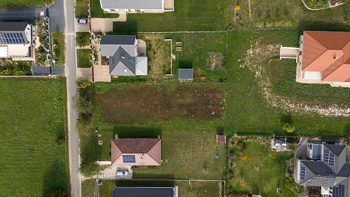 Balatoni ingatlan.  Balatongyörökön, csendes, zöldövezeti utcában eladó egy összközműves építési telek.
