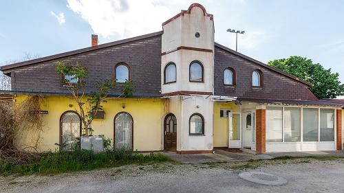 Immobilien in Hévíz, Geschäftliche Investition.  In Hévíz, in der Nähe der Tavirózsa Straße ist der Geschäftsraum mit der Grundfläche von 360 m2, mit Lagerräumen und mit einer Wohnung auch zu verkaufen. 